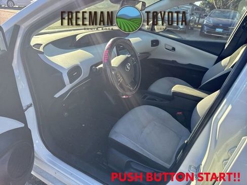 Used 2019 Toyota Prius L Eco image 5