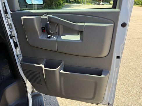 Used 2025 Chevrolet Express 3500 LT w/ LT Preferred Equipment Group RWD image 7