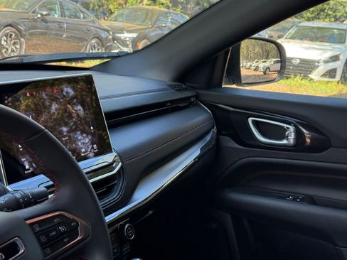 Used 2025 Jeep Compass Trailhawk image 31