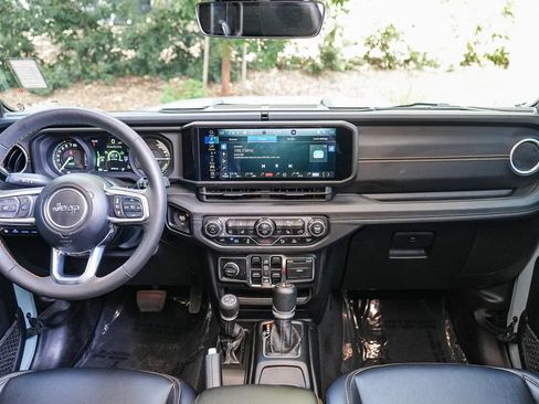 Used 2024 Jeep Wrangler Unlimited Sahara w/ Technology Group AWD/4WD image 12