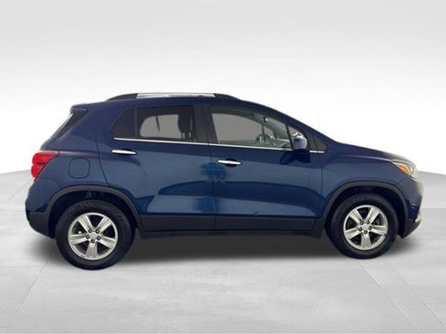 Used 2019 Chevrolet Trax LT w/ LT Convenience Package FWD image 9