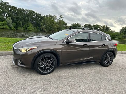 Used 2017 INFINITI QX30 Premium w/ Navigation Package FWD image 2
