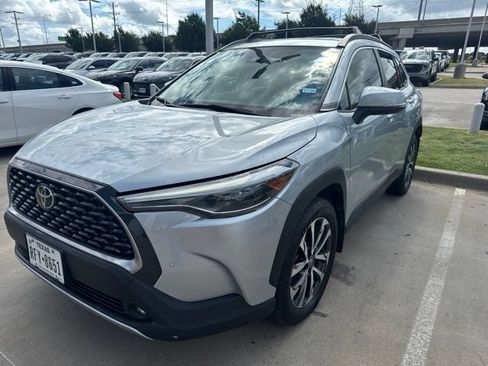 Used 2022 Toyota Corolla Cross XLE w/ Convenience Package FWD image 2