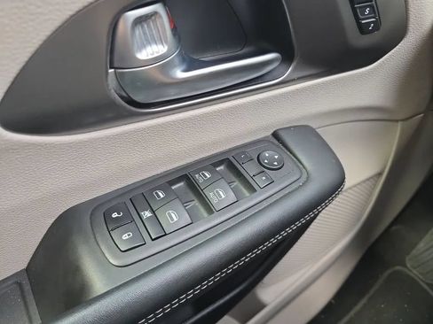 Used 2023 Chrysler Pacifica Touring-L FWD image 22