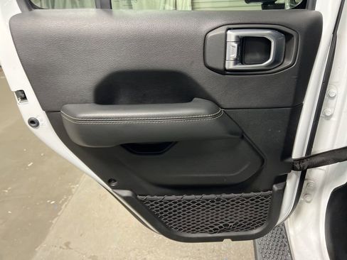 Used 2020 Jeep Wrangler Unlimited Sahara image 16