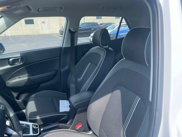 Used 2025 Hyundai Venue Limited FWD image 5