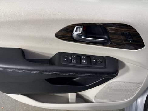 Used 2023 Chrysler Pacifica Limited FWD image 20