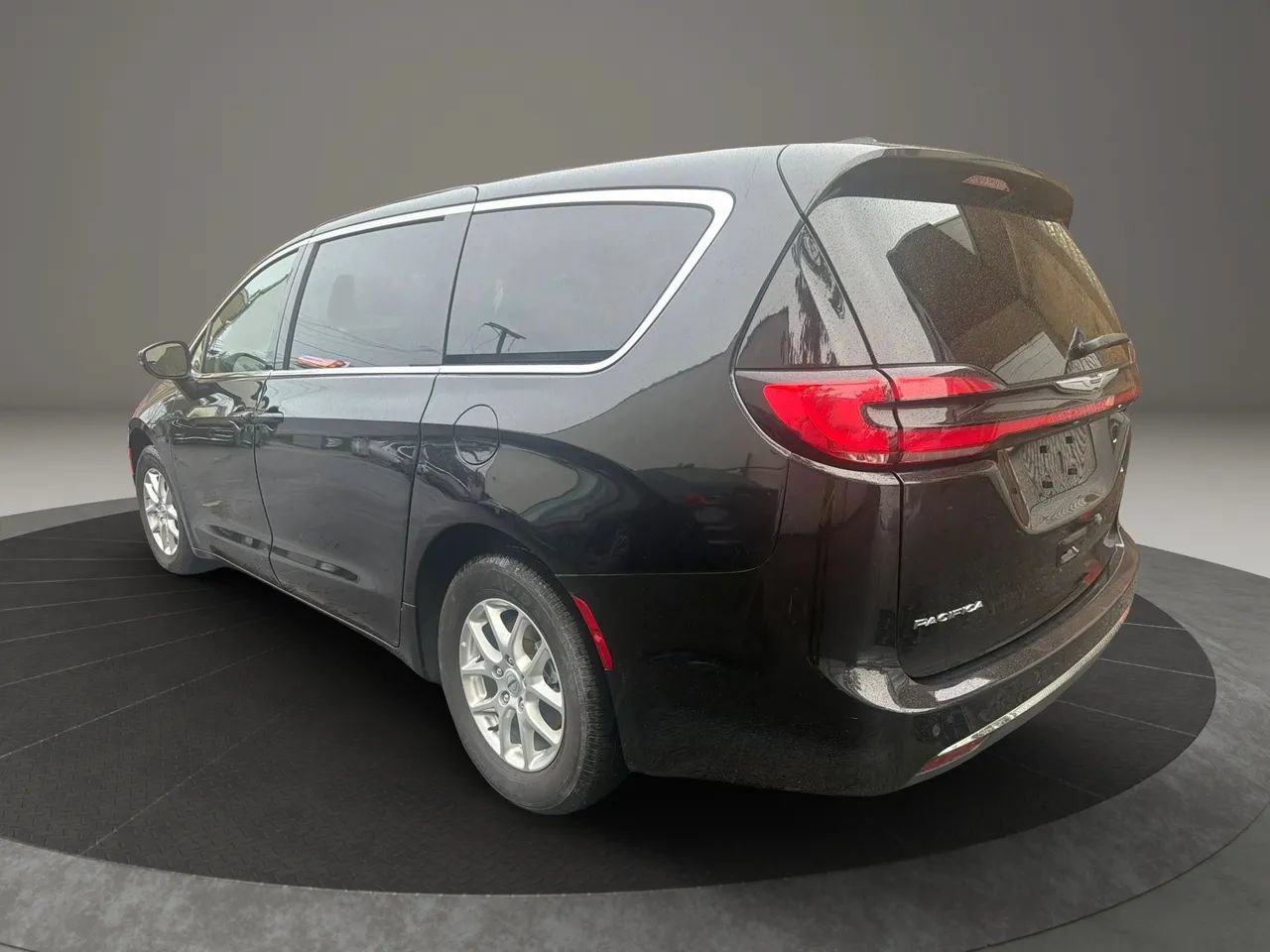 Used 2023 Chrysler Pacifica Touring-L FWD image 7