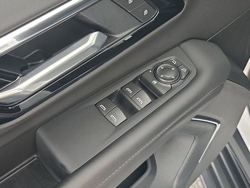 Used 2025 Chevrolet Suburban LS image 29