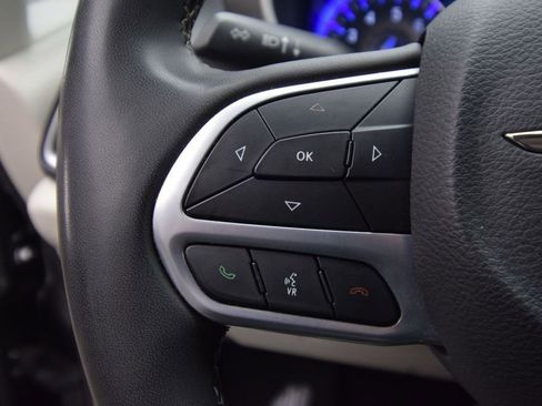 Used 2023 Chrysler Pacifica Touring-L image 33