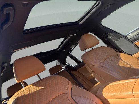 Used 2021 BMW 750i xDrive w/ Luxury Rear Seating Package image 33