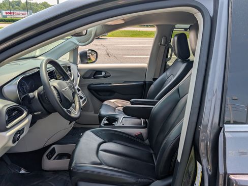 Used 2023 Chrysler Pacifica Touring-L FWD image 16