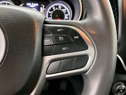 Used 2020 Jeep Cherokee Latitude Plus image 11