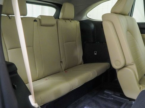 Used 2024 Toyota Highlander XLE AWD/4WD image 41