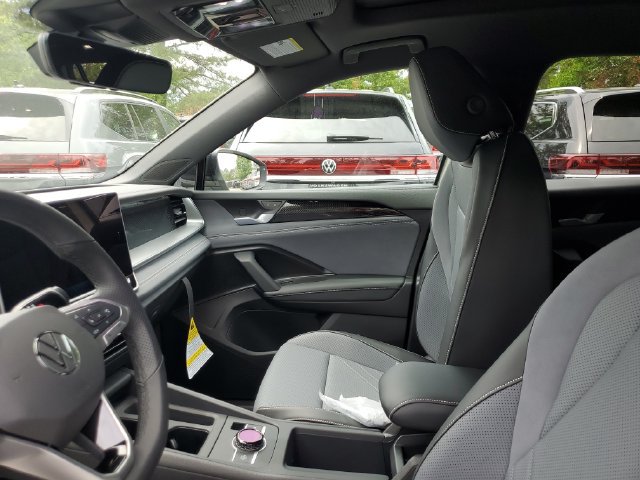 New 2026 Volkswagen Tiguan SE R-Line FWD image 17
