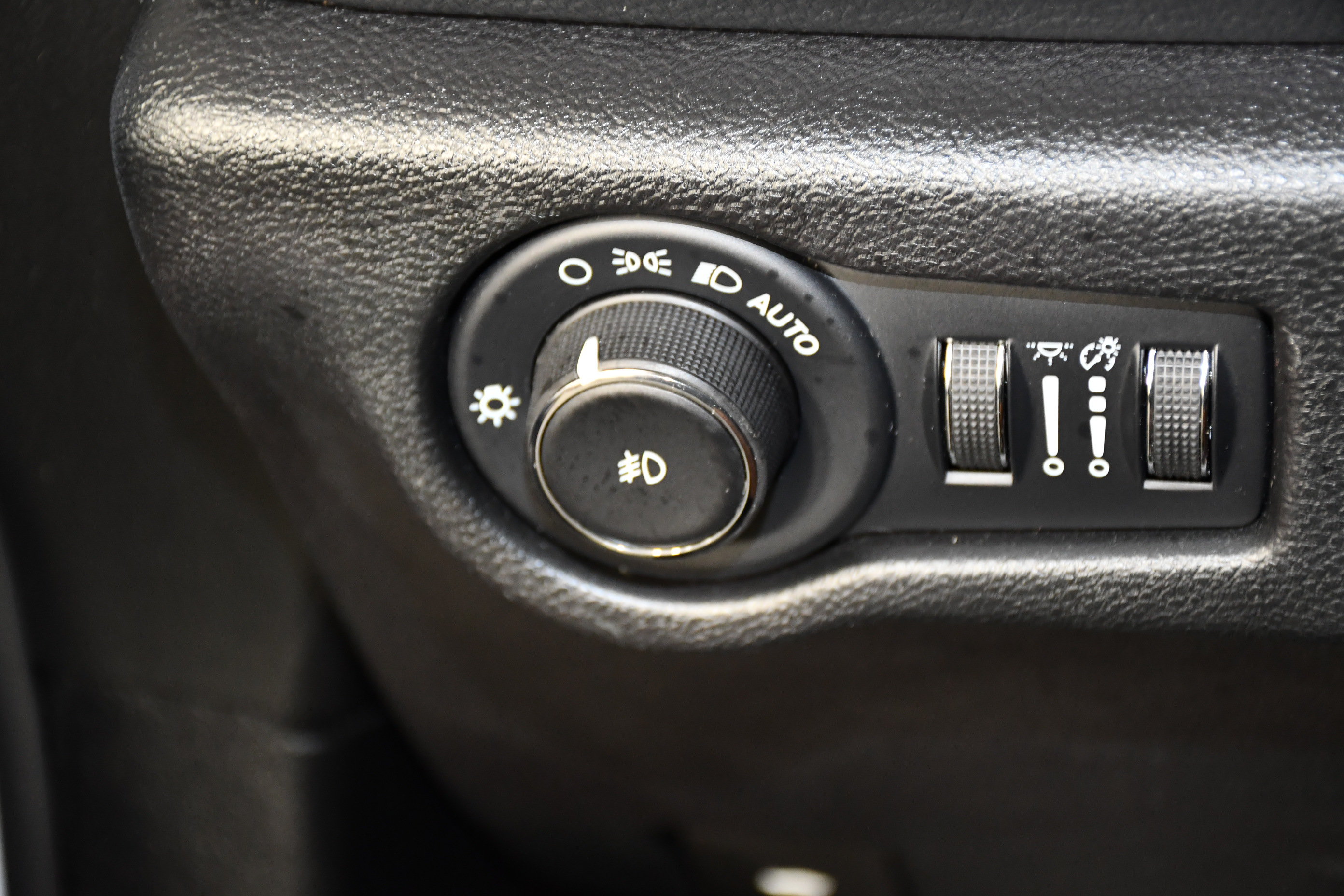 Used 2025 Chrysler Pacifica Limited FWD image 35