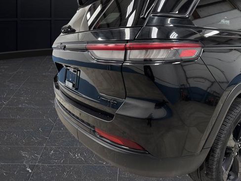 Used 2023 Jeep Grand Cherokee Limited w/ Luxury Tech Group II image 32