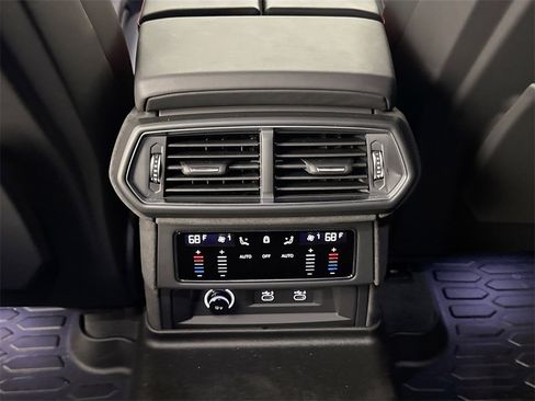 Used 2025 Lamborghini Urus SE image 26