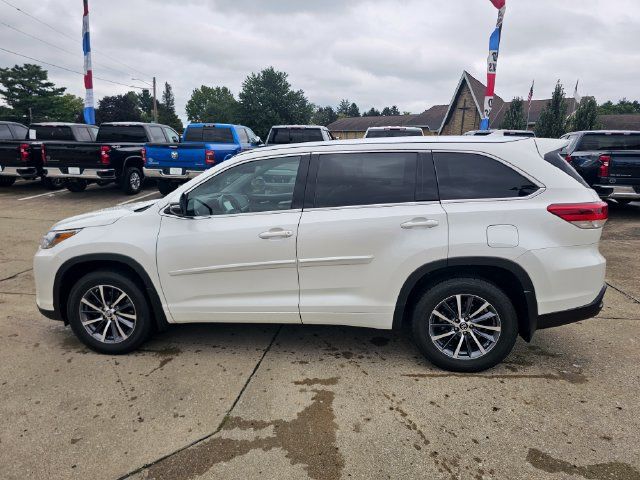 Used 2017 Toyota Highlander XLE AWD/4WD image 4