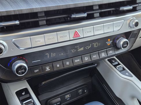 Used 2023 Kia Telluride EX w/ EX Captain's Chair Package image 21