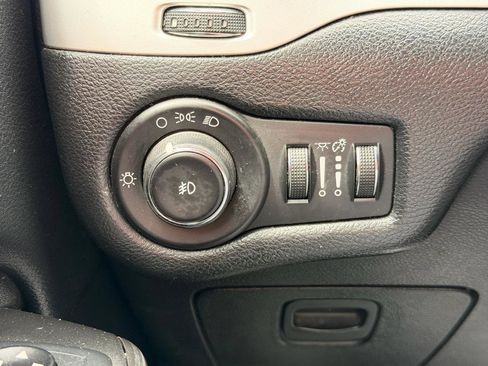 Used 2014 Jeep Cherokee Trailhawk w/ Leather Interior Group AWD/4WD image 32