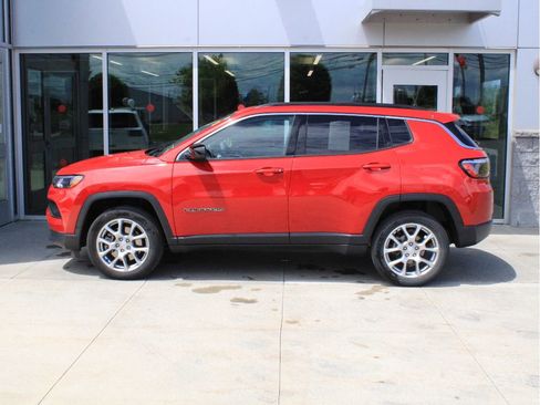 Used 2023 Jeep Compass Latitude w/ Sun and Sound Group AWD/4WD image 5