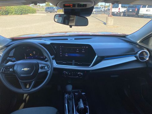 Used 2025 Chevrolet Trax LT image 33