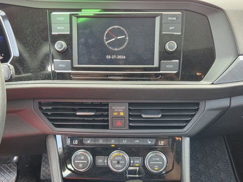 Used 2022 Volkswagen Jetta SE w/ Panoramic Sunroof Package image 18