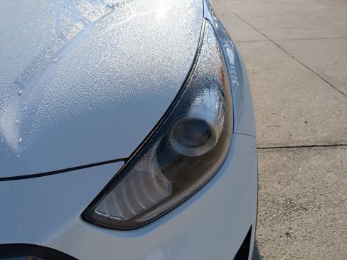 Certified 2019 Kia Niro LX image 9