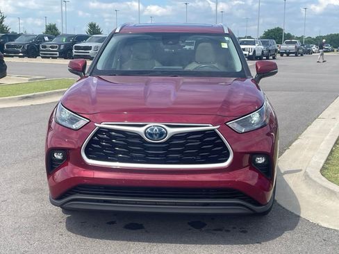 Used 2023 Toyota Highlander XLE FWD image 2