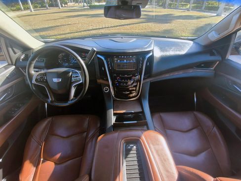 Used 2019 Cadillac Escalade ESV Luxury image 5