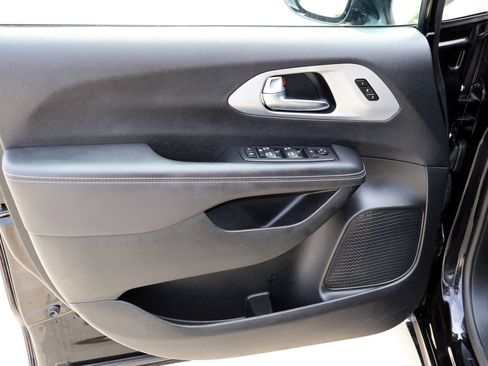 Used 2025 Chrysler Pacifica Limited FWD image 19
