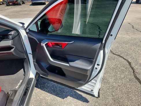 Used 2019 Toyota RAV4 LE FWD image 21