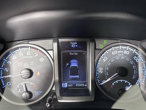 Used 2017 Toyota Tacoma TRD Sport image 24