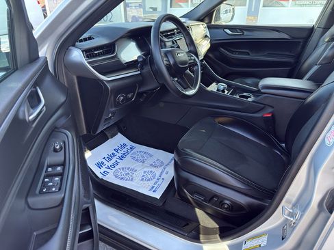 Used 2025 Jeep Grand Cherokee Altitude image 10