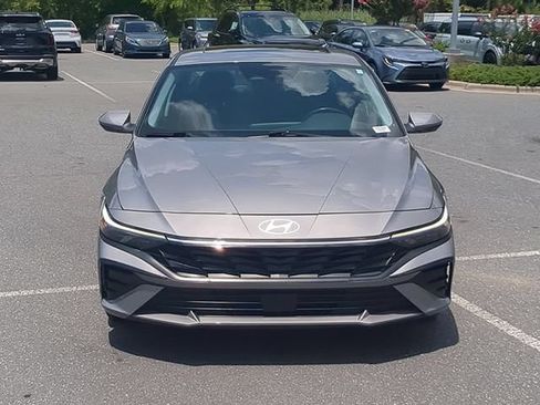 Used 2025 Hyundai Elantra SEL FWD image 9