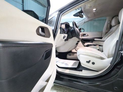 Used 2019 Chrysler Pacifica Touring-L image 9