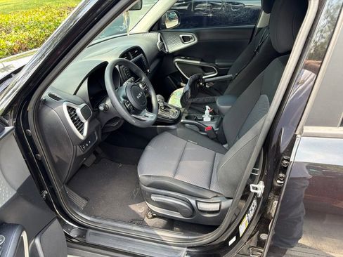 Used 2024 Kia Soul LX w/ Option Group 015 FWD image 3