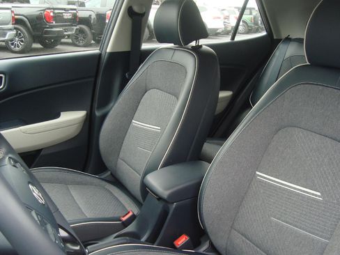 Used 2023 Hyundai Venue Limited w/ Cargo Package FWD image 10