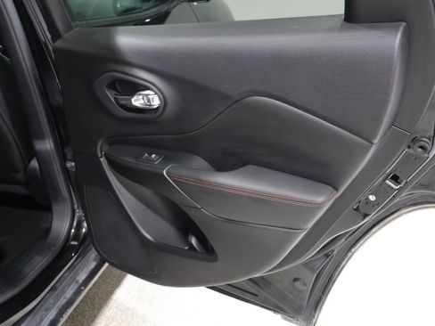 Used 2020 Jeep Cherokee Trailhawk w/ Cold Weather Group AWD/4WD image 23