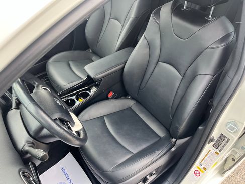 Used 2017 Toyota Prius Prime Premium image 12