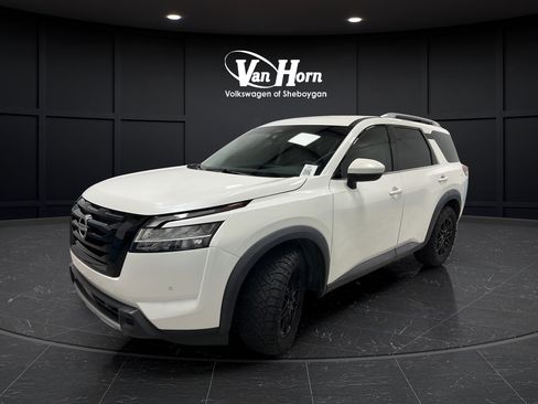 Used 2023 Nissan Pathfinder SL AWD/4WD image 3