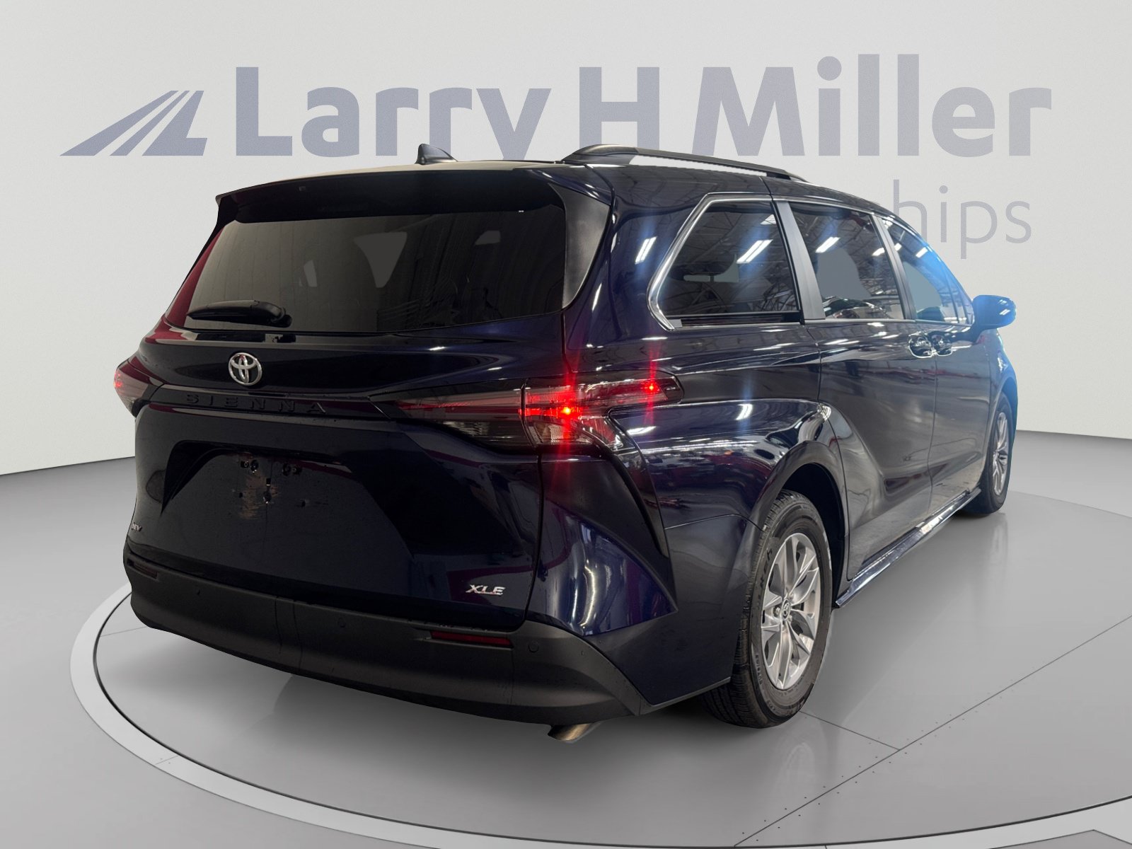 Certified 2026 Toyota Sienna XLE FWD image 5
