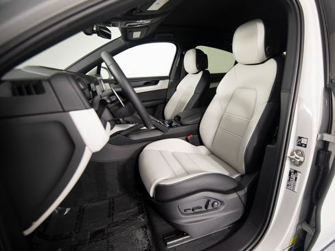 Certified 2026 Porsche Cayenne E-Hybrid Coupe AWD/4WD image 5
