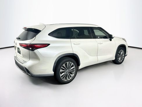 Used 2021 Toyota Highlander Platinum FWD image 9
