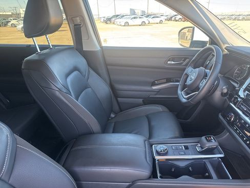 Certified 2025 Nissan Pathfinder SL image 33