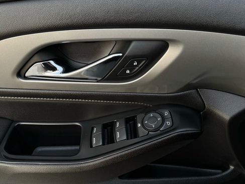 Used 2022 Chevrolet Traverse LT image 15