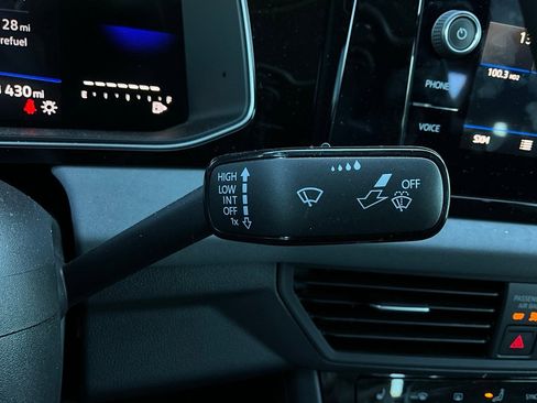 Used 2025 Volkswagen Jetta SE image 37