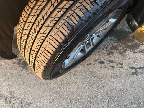 Used 2025 Honda Pilot EX-L image 3