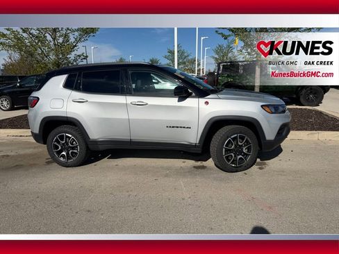Used 2025 Jeep Compass Trailhawk AWD/4WD image 4